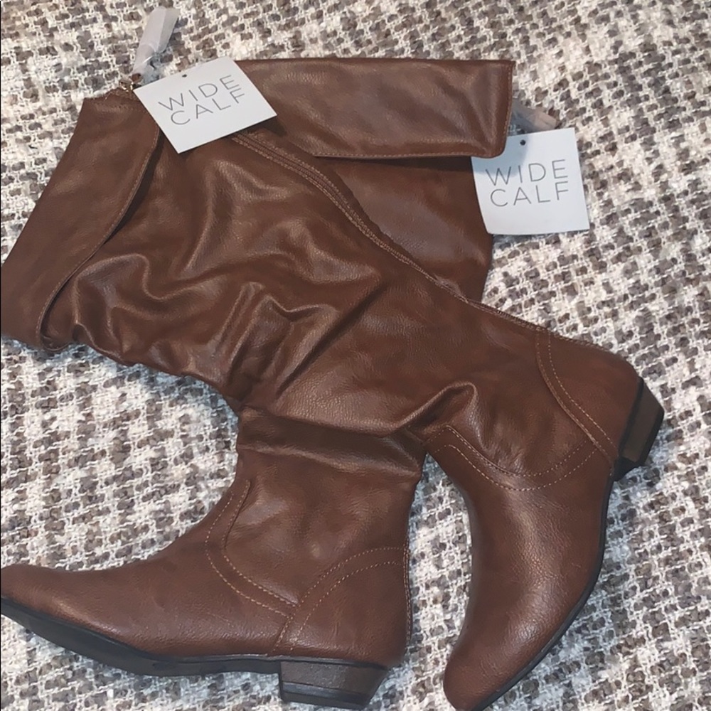 6.5 boots in the color brown.